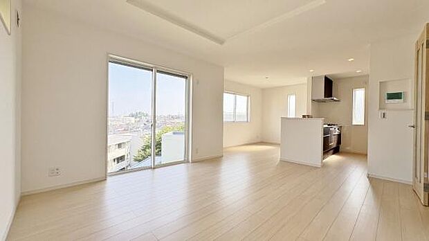 《リビングダイニング》 ■豊かな光が照らすこの場所は、たわいもない会話を楽しみ、ゆったりとした時間を過ごす場所。家族の日常が刻まれる大切な空間です。