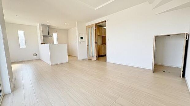 《リビングダイニング》 ■開放的で広いリビング。のびのびとくつろげるリビングは、家族のコミュニケーションの場として、みんなが集まる場所に。