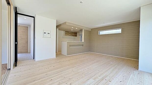 《リビングダイニング》　■豊かな光が照らすこの場所は、たわいもない会話を楽しみ、ゆったりとした時間を過ごす場所。家族の日常が刻まれる大切な空間です。