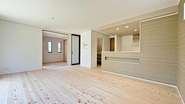 《リビングダイニング》　■大画面ＴＶも余裕、インテリアプランが考えやすいワイドなリビング。家族がしぜんに集まる広さ、お子様が思わず走り出す大空間。