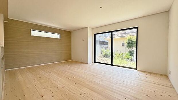 《リビングダイニング》　■のびのびとくつろげるリビングは、家族のコミュニケーションの場として、みんなが集まる憩いの場所に。