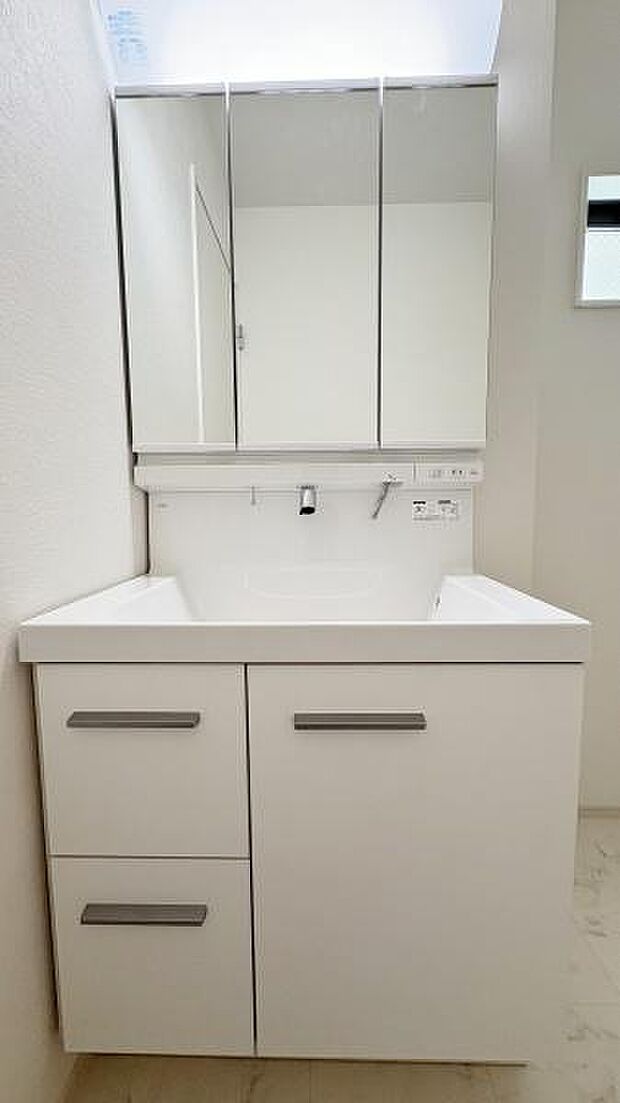 《洗面化粧台》 ■使いやすいシャープなデザインの洗面化粧台。