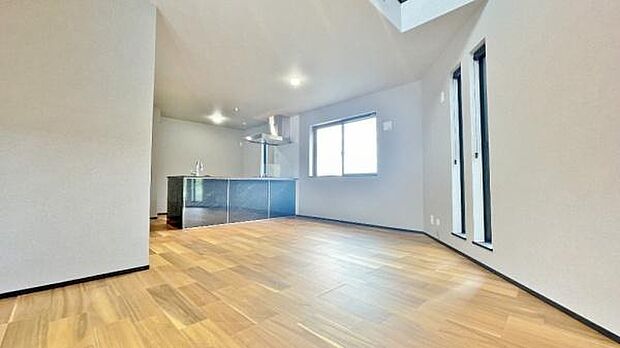 《リビングダイニング》　■ご家族でゆったりとした時間を過ごす場所です。