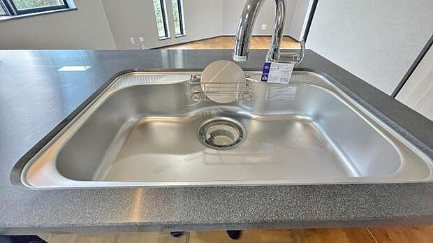 《キッチン》　■ステンレス製シンク。幅と奥行きがありますので、食器洗時のストレスも減りそうです。