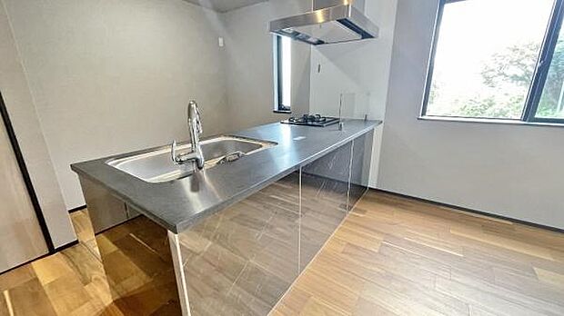 《システムキッチン》　■会話を楽しみながら食事を味わう。一緒にいる時間が楽しい空間。カフェにいるような気分で毎日を過ごしたい。家族でいる時間を柔らかに包み込むインテリア。