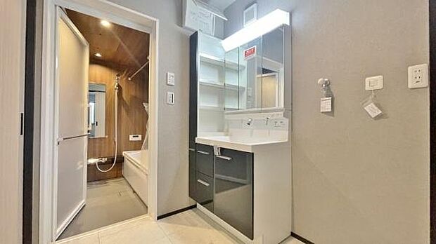 《洗面化粧台》　■使いやすいシャープなデザインの洗面化粧台。