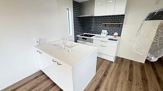 《システムキッチン》　■お手入れしやすくきれいなキッチン。お料理の始めから後片付けまで楽しい時間になりそうです。