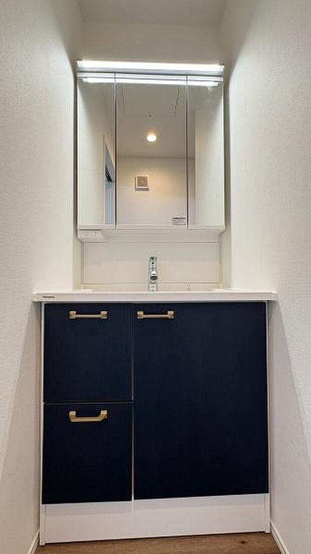 《洗面化粧台》　■使いやすいシャープなデザインの洗面化粧台。