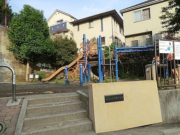 港南二丁目第二公園まで500m、住宅街のスタンダードな公園です。公園の設備には遊具や水飲み・手洗い場があります。