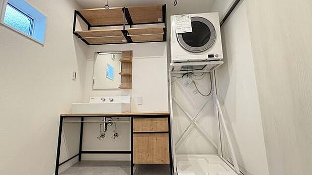 《ランドリー》■ドラム式洗濯機も楽々における、広いパウダールームで朝の身支度も気持ちよくできそう。衣類乾燥機乾太くん標準装備。