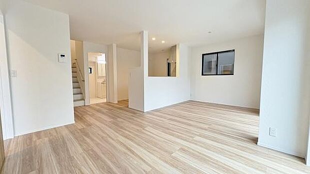 《リビングダイニング》　■開放的で広いリビング。のびのびとくつろげるリビングは、家族のコミュニケーションの場としてみんなが集まる場所に。