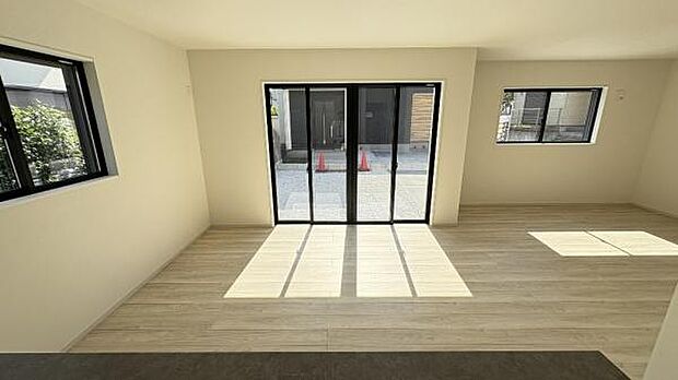 《リビングダイニング》 ■上質な時間を育む暮らしのメインステージ。寛ぎとご家族とのコミュニケーションを育む居心地のよい場所。この明るい空間は家族に安らぎを与えて、落ち着いた心地よい空間になるでしょう。