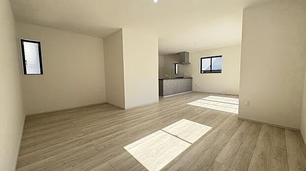 《リビングダイニング》 ■豊かな光が照らすこの場所は、たわいもない会話を楽しみ、ゆったりとした時間を過ごす場所。家族の日常が刻まれる大切な空間です。自然光に溢れるこの空間はリフレッシュにピッタリです。