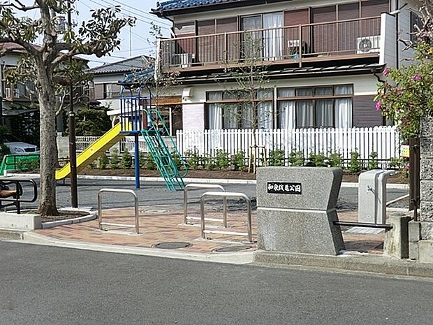 和泉銭亀公園まで241m、住宅街のコンパクトな公園です。きれいに整備された気持ちの良い空間で遊べます。