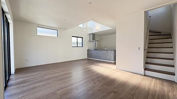 《リビングダイニング》 ■上質な時間を育む暮らしのメインステージ。寛ぎとご家族とのコミュニケーションを育む居心地のよい場所。この明るい空間は家族に安らぎを与えて、落ち着いた心地よい空間になるでしょう。