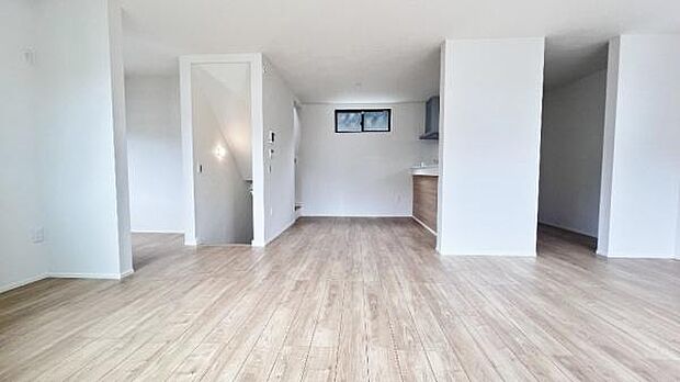 《リビングダイニング》 ■開放的で広いリビング。のびのびとくつろげるリビングは、家族のコミュニケーションの場として、みんなが集まる憩いの場所に。