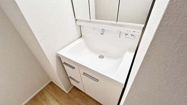 《洗面化粧台》 ■使いやすいシャープなデザインの洗面化粧台。