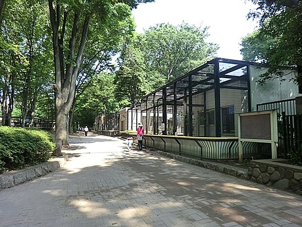 夢見ケ崎動物公園まで2179m、「新川崎駅」から歩いて15分ほどです。動物を間近で見ることができる無料の動物園。