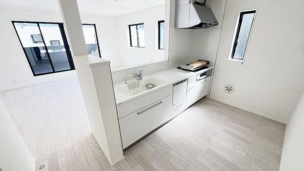 《食器洗い乾燥機》 ■食事後もゆっくり過ごせる食器洗い乾燥機を設置。手洗いよりもキレイに洗え、節水にもなります。