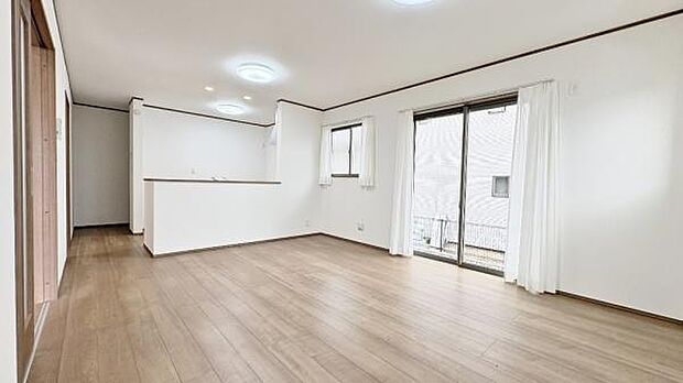 《リビングダイニング》 ■上質な時間を育む暮らしのメインステージ。寛ぎとご家族とのコミュニケーションを育む居心地のよい場所。この明るい空間は家族に安らぎを与えて、落ち着いた心地よい空間になるでしょう。