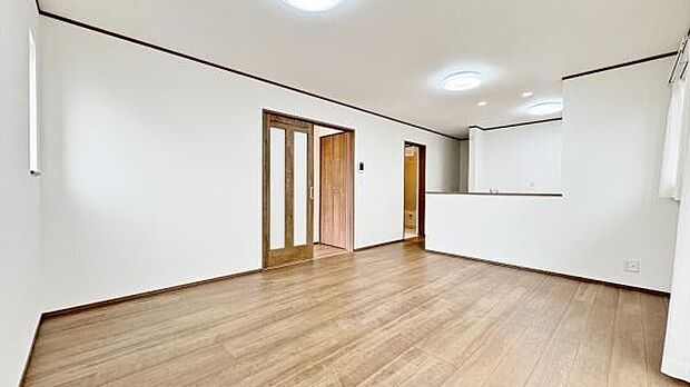 《リビングダイニング》 ■開放的で広いリビング。のびのびとくつろげるリビングは、家族のコミュニケーションの場としてみんなが集まる場所に。