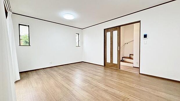 《リビングダイニング》 ■豊かな光が照らすこの場所は、たわいもない会話を楽しみ、ゆったりとした時間を過ごす場所。家族の日常が刻まれる大切な空間です。自然光に溢れるこの空間はリフレッシュにピッタリです。