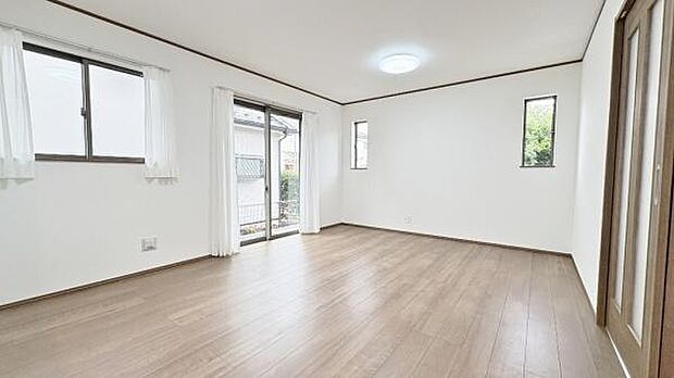 《リビングダイニング》 ■大画面TVも余裕、インテリアプランが考えやすいワイドなリビング。家族がしぜんに集まる広さ、お子様が思わず走り出す大空間。