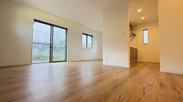 《リビングダイニング》 ■家族が自然と集まって、思い思いにくつろぎ、遊び、語らう、やすらぎの空間。