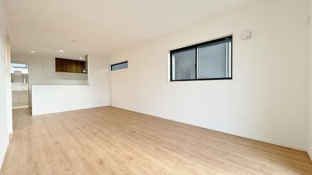 《リビングダイニング》　■開放的で広いリビング。のびのびとくつろげるリビングは、家族のコミュニケーションの場として、みんなが集まる場所に。