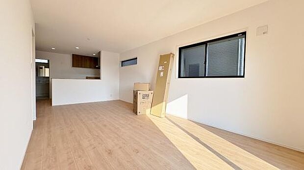 《リビングダイニング》　■開放的で広いリビング。のびのびとくつろげるリビングは、家族のコミュニケーションの場として、みんなが集まる場所に。