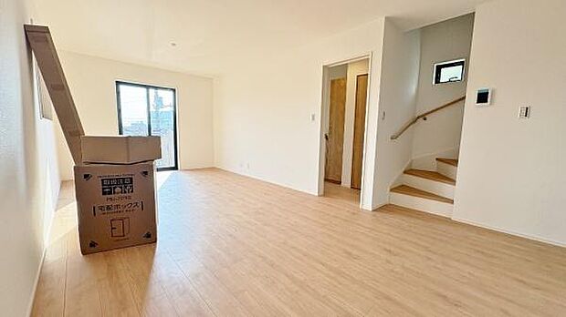 《リビングダイニング》　■豊かな光が照らすこの場所は、たわいもない会話を楽しみ、ゆったりとした時間を過ごす場所。家族の日常が刻まれる大切な空間です。