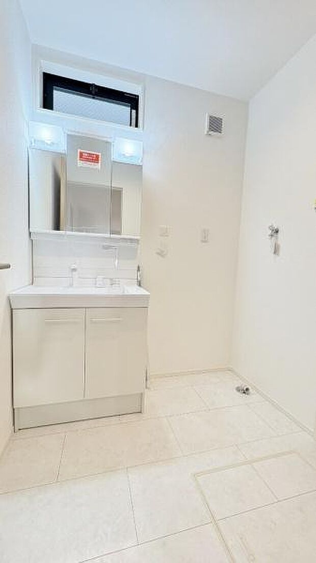 《洗面化粧台》　■使いやすいシャープなデザインの洗面化粧台。