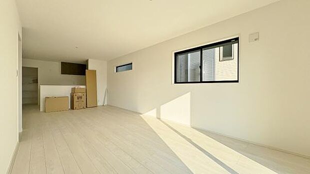 《リビングダイニング》 ■開放的で広いリビング。のびのびとくつろげるリビングは、家族のコミュニケーションの場として、みんなが集まる場所に。