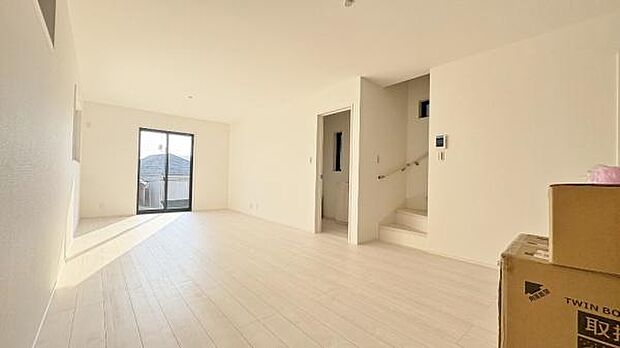 《リビングダイニング》 ■大画面TVも余裕、インテリアプランが考えやすいワイドなリビング。家族がしぜんに集まる広さ、お子様が思わず走り出す大空間。