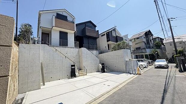 《前面道路》 ■静かで落ち着いた雰囲気。