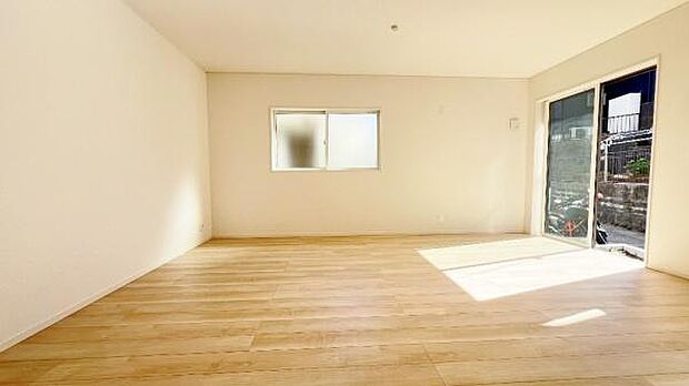 《リビングダイニング》 ■開放的で広いリビング。のびのびとくつろげるリビングは、家族のコミュニケーションの場としてみんなが集まる場所に。