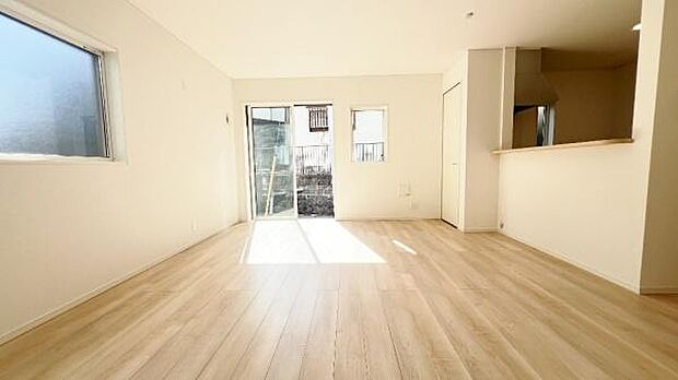 とても伸びやかな印象のLDK。南西向きの陽当たりの良さと隣接の洋室との一体感から、明るく広々とした大空間を感じていただけます。住まわれる方の日々の生活を、笑顔溢れるものにしてくれます。