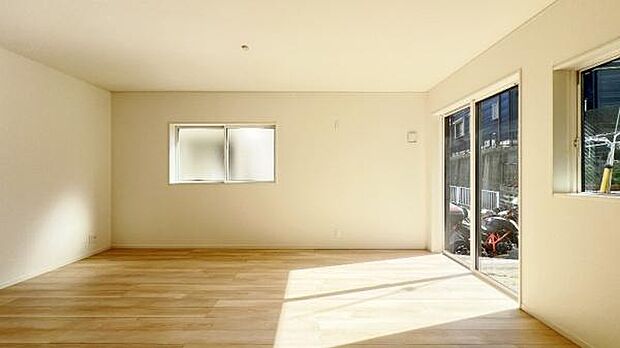 《リビングダイニング》 ■上質な時間を育む暮らしのメインステージ。寛ぎとご家族とのコミュニケーションを育む居心地のよい場所。この明るい空間は家族に安らぎを与えて、落ち着いた心地よい空間になるでしょう。