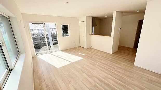 《リビングダイニング》 ■豊かな光が照らすこの場所は、たわいもない会話を楽しみ、ゆったりとした時間を過ごす場所。家族の日常が刻まれる大切な空間です。自然光に溢れるこの空間はリフレッシュにピッタリです。