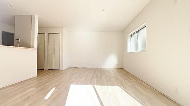 《リビングダイニング》 ■家族が自然と集まって、思い思いにくつろぎ、遊び、語らう、やすらぎの空間。隣室との間仕切りを開け放てばより一層開放的な空間に。