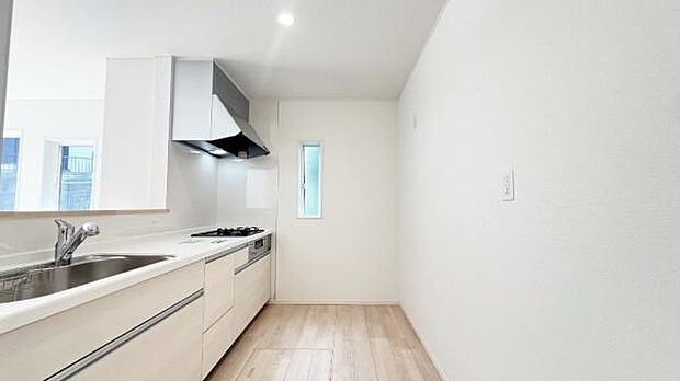 《三口ガスコンロ》 ■毎日料理をする方、家族の分まで作られる方には必須の三口ガスコンロ。同時進行が可能で効率よく、楽しく料理ができます。