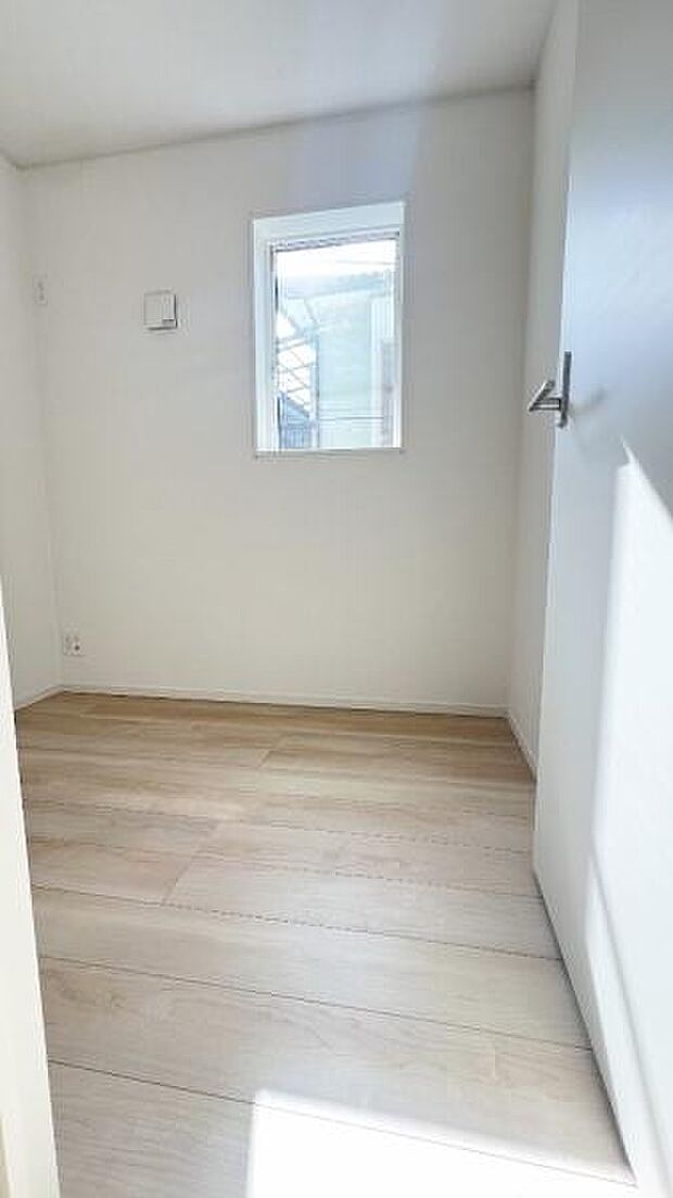 《洋室》 ■収納もしっかりとれていて、陽当たりも良く明るい居室。