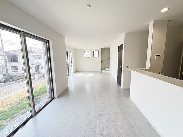 《リビングダイニング》　■上質な時間を育む暮らしのメインステージ。寛ぎとご家族とのコミュニケーションを育む居心地のよい場所。家族の笑顔と何気ない会話がいつまでも絶えないそんな素敵な空間の予感がします。