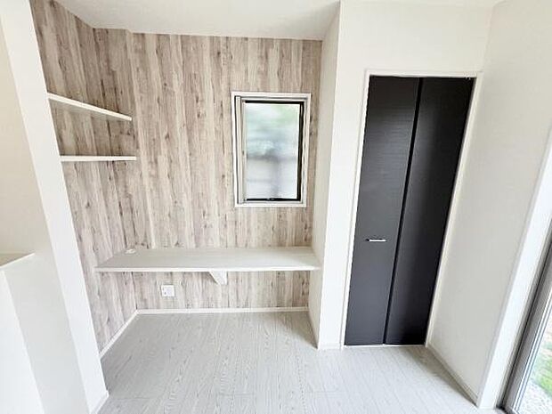 《ユーティリティーコーナー》　■スタディーカウンターを造作しました。お子様の勉強やお仕事でのワークスペースとして活用できる便利な空間です。