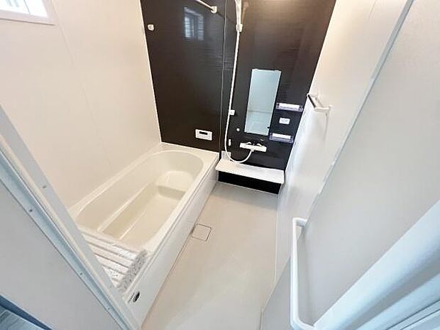 《浴室》　■ゆったり足を伸ばせる浴槽。お子様と一緒でもゆとりの広さ。1日の疲れを癒してくれるバスタイム。窓付きのバスルームは明るく、浴室乾燥機能付きなので、天気の悪い日の外出も安心して出掛けられます。