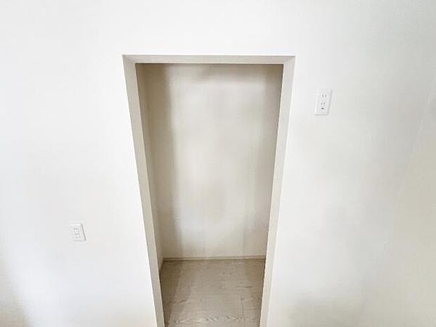 《パントリー》　■キッチン横のストレージルーム。常温保存の食品・キッチン用品などが収納できて便利です。