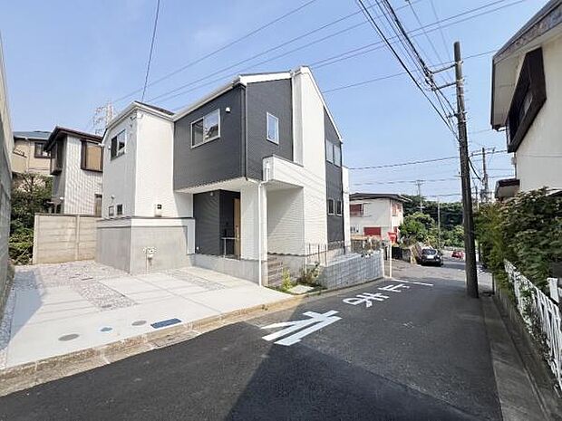 《前面道路》　■前面道路が広く、開放的です。日当たりも良好です。