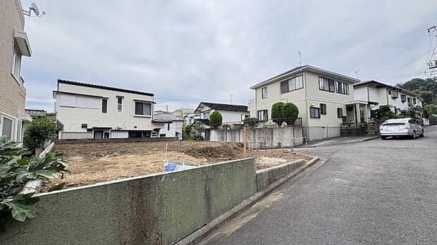 《前面道路》　■前面道路が広く、開放的です。