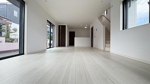 《リビングダイニング》　■開放的で広いリビング。のびのびとくつろげるリビングは、家族のコミュニケーションの場としてみんなが集まる場所に。