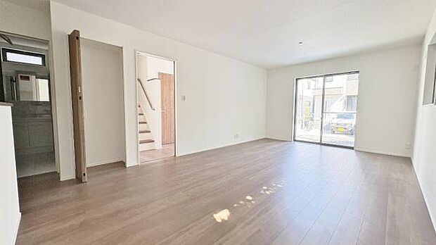 《リビングダイニング》　■豊かな光が照らすこの場所は、たわいもない会話を楽しみ、ゆったりとした時間を過ごす場所。家族の日常が刻まれる大切な空間です。自然光に溢れるこの空間はリフレッシュにピッタリです。